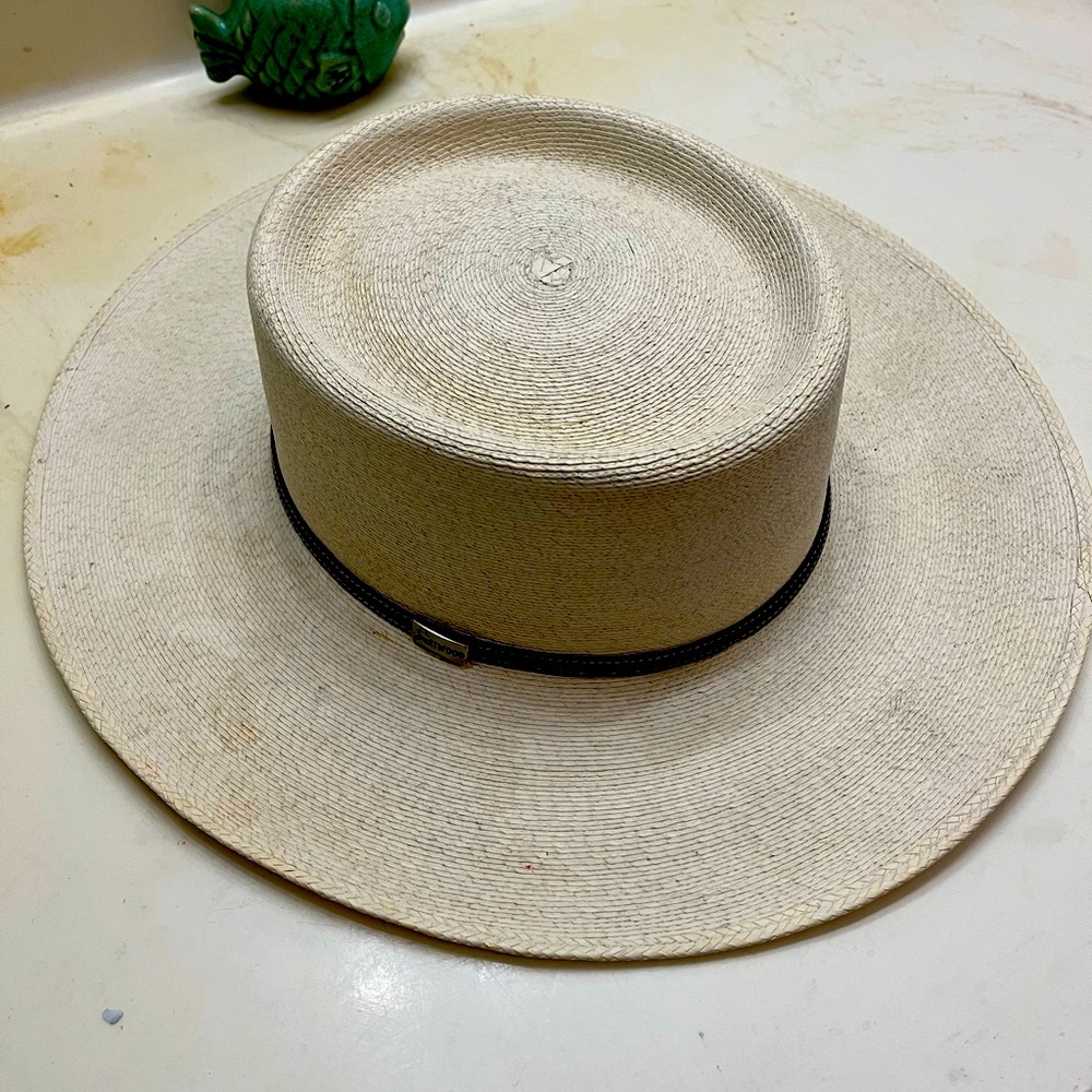 Tan gaucho hat.